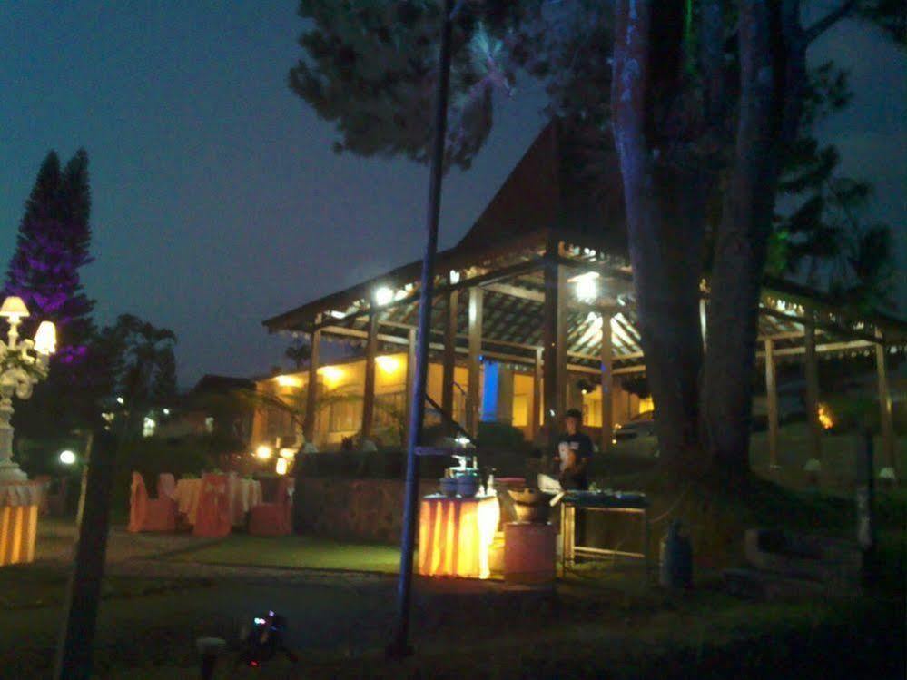 Hotel Indah Palace Tawangmangu Exterior foto
